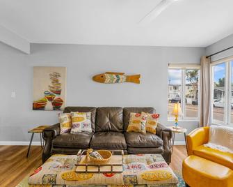 Beach-2-Bay 1br - In the Heart of Mission Beach - San Diego - Living room