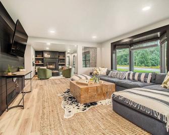 Heated Pool. Luxe STR/game room/fire pit/privacy - Mears - Living room