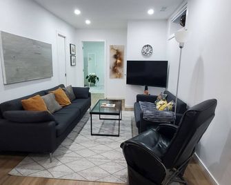 Modern, 1 bedroom, private, close to subway - Toronto - Living room