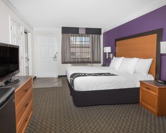 Baymont by Wyndham Greenville Woodruff Rd - גרינוויל - חדר שינה