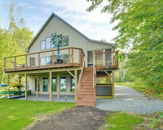 Hot Tub & Boat Dock: Waterfront Maine Retreat! - Dexter - Building