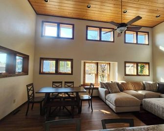 Mercer House on Major Snowmobile and ATV Trail - Mercer - Living room