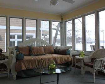 Enjoy Waterfront Living On All-sports Magician Lake With Beautiful Sunsets - Dowagiac - Sala de estar