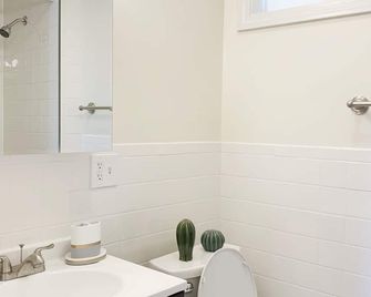 Best Location At Harvard University! 4 Bedroom Apartment! Two Units Available! - Cambridge - Bathroom