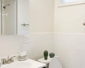 Best Location At Harvard University! 4 Bedroom Apartment! Two Units Available! - Cambridge - Baño