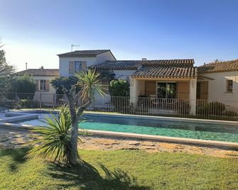 Le faré tchanqué chambre d'hôtes, parking gratuit sur place - Cavaillon - Pool