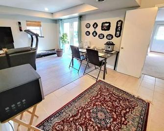 Quiet Retreat for Business or Family Trip - Charlotte - Dining room