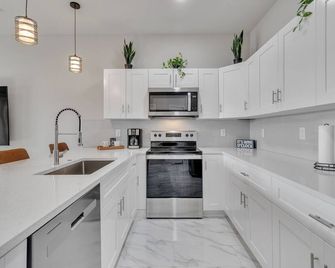 Serene Golf View Retreat Duplex - Lehigh Acres - Kitchen