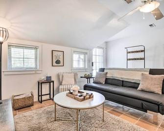 Modern Chapel Hill Condo: Convenient to Hot Spots! - Chapel Hill - Living room