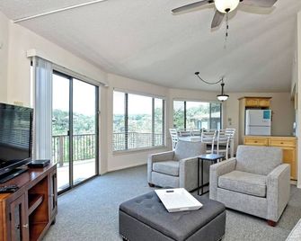 Treehouse Bungalow - Community Poolhot Tub #13 - Lakeway - Huiskamer