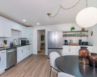 Cabin Style Rustic Getaway, with mini-splits - Northampton - Küche