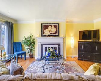 Cleveland Heights Home with Sunroom Park Across St! - Cleveland Heights - Living room