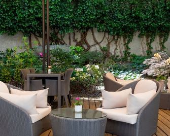 Jade Manotel - ג'נבה - פטיו