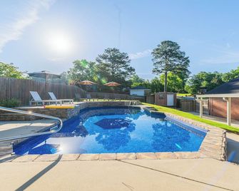 Serene Modern Getaway with Pool&games - Columbus - Pool