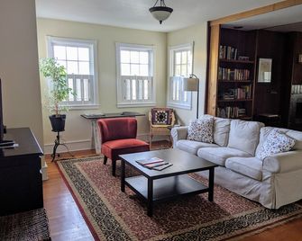 Charming Sebastopol Home - 5 Minute Walk To Town - Sebastopol - Living room