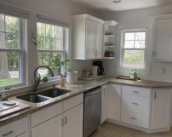 North Fork Beach House - short walk to Peconic Bay and beach - Cutchogue - Kitchen
