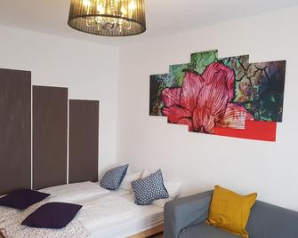 An ideal starting point for business and leisure travel. - Saarbruecken - Bedroom
