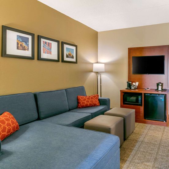 Comfort Inn and Suites Nashville Franklin Cool Springs image 1