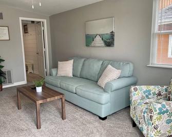 Adorable little beach house by the Surf Ballroom! - Clear Lake - Living room