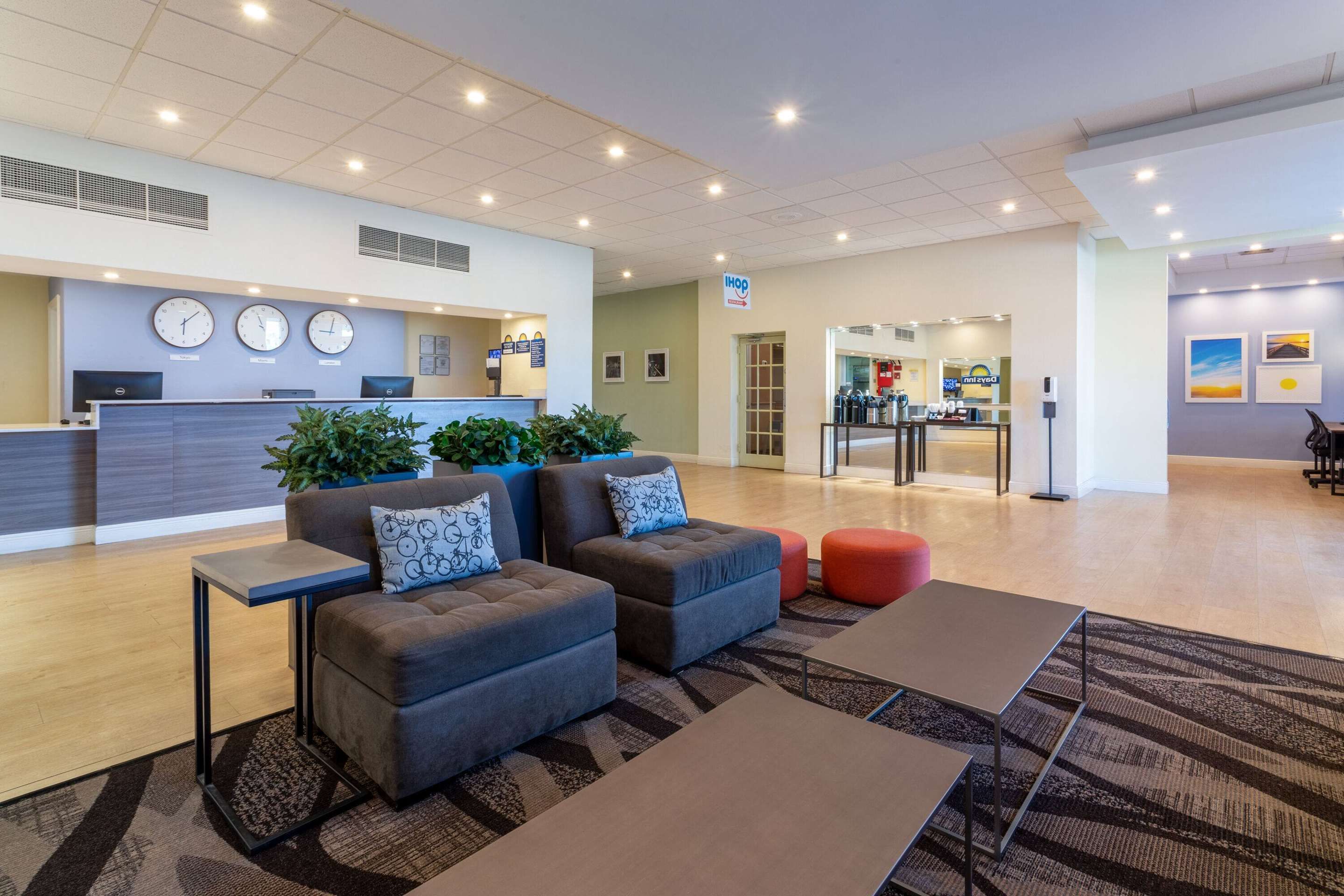Days Inn by Wyndham Titusville Kennedy Space Center - Titusville - Lobby