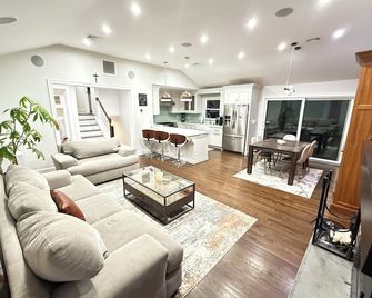 3-bedroom house in pleasant Norwalk with Pool, outdoor BBQ, and so much more - Norwalk - Living room