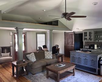 Brand new upscale home conveniently located off 1-20 and 520 - Augusta - Living room