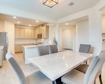 Walk to Lake Ray Hubbard Spacious Family Home! - Forney - Comedor