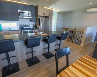 Luxury mountain condo with golf and slide views - Saint-Jean-de-Matha - Кухня