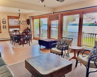 Lakeside house on Webber Pond with a small beach and stunning, peaceful views. - Vassalboro - Living room