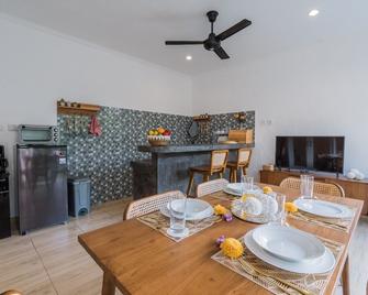 Villa Leya & Leon Canggu - Private 3BR Villa with Pool - North Kuta - Dining room