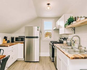 The Larks Nest - A Gem in a Tranquil Neighborhood - Great Falls - Kitchen