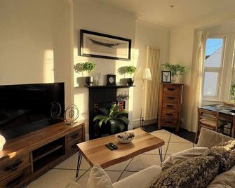 Hill Grove 2 Bedroom Apartment - Southend-on-Sea - Living room