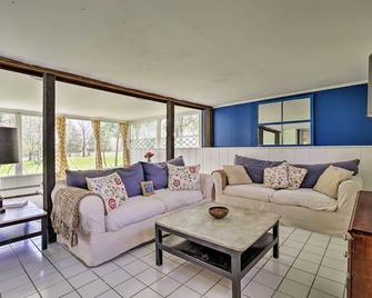 Charming Tivoli Home w/Patio, by Town & Shops - Tivoli - Living room