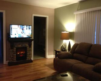 Our little place by the lake- Ski Alpine or Wilmot in Winter! - Burlington - Living room