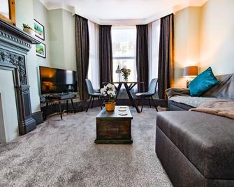 Welcome to Nelson's Quarters - Hastings - Living room