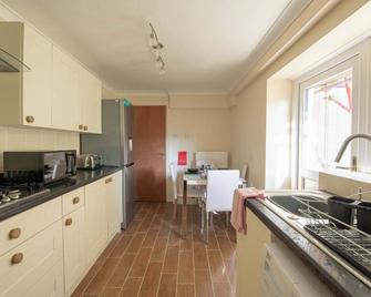 Host & Stay - Hanover Apartment - Swansea - Kitchen