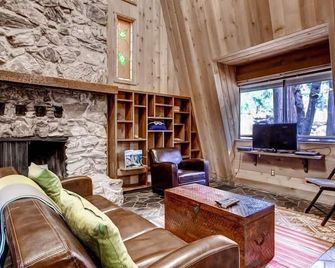 Sierra Haven - Yosemite West - Living room