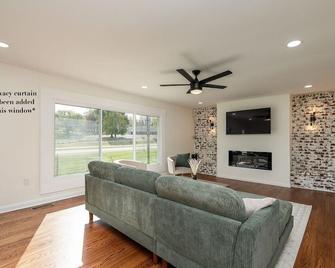 New Dragster Dream House 3bd2ba Game Room - 布拉夫城（田納西州） - 客廳