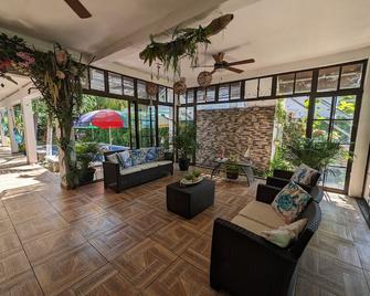 Traditional Colonial House, in private community 5 minutes from the Beachminutes - Santa María Mizata - Lobby