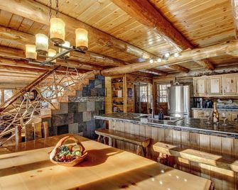 Lakeside Log Home with Pontoon & Game Room - Perfect for Families & Getaways! - Park Rapids - Essbereich
