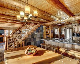 Lakeside Log Home with Pontoon & Game Room - Perfect for Families & Getaways! - Park Rapids - Dining room