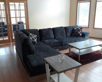 3 Bedroom Cottage - Sunroom + Patio + Fire Pit - Grand Marais - Living room