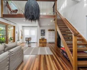 Sugarcane Cottage - Broken Head - Couples Retreat - Ballina - Living room