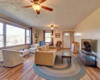 Peaceful Horseheads Hideaway w/ Deck & Yard! - Horseheads - Wohnzimmer