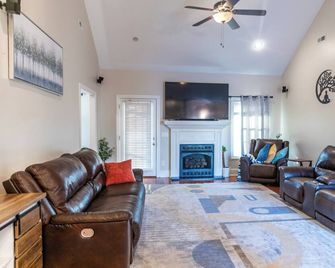 Perfect Stop • Near I-95, Downtown & Civic Center and Darlington - Florence - Living room