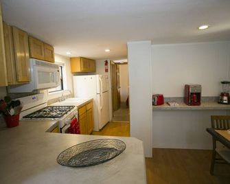 Stay at the HB Ranch. Two Cabins sleeping 6 each. - Westwood - Cocina