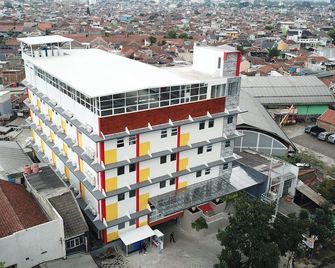 Front One Hotel Pasir Koja Bandung - Bandung - Building