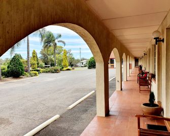 Mcnevins Warwick Motel - Warwick
