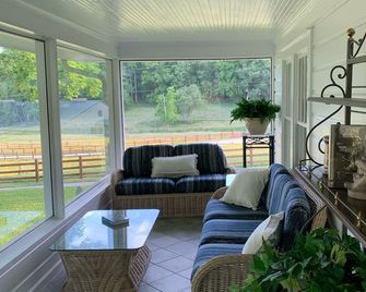 It's all here! Comfy home,horses grazing,French Broad River &close to everything - Arden - Soggiorno