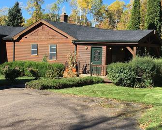 Comfy 4 BR 2 bath home for outdoor getaway in Bayfield/Apostle islands area. - Bayfield - Edificio